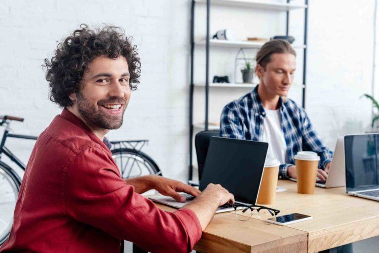 Gründer sitzen im Büro vor dem Laptop